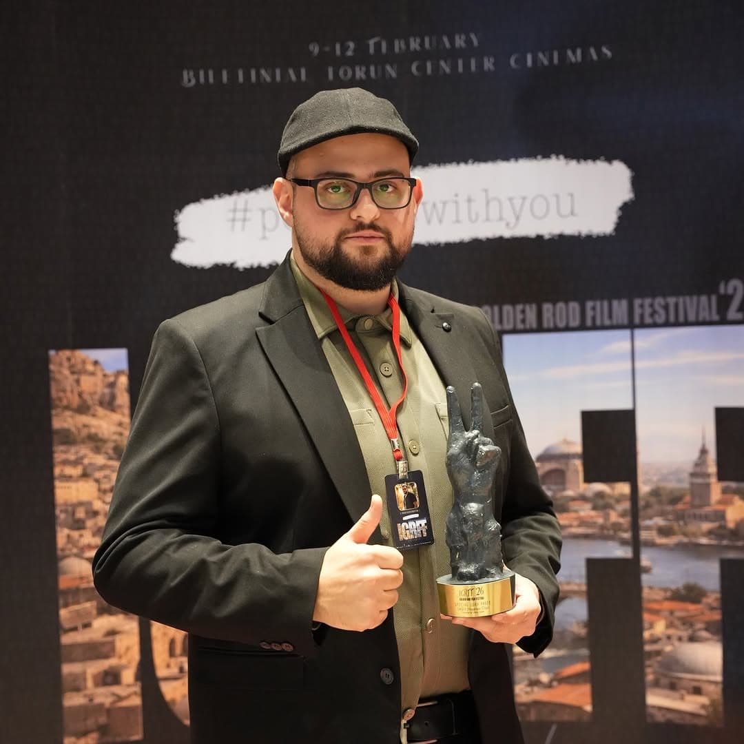 Omar Saleh holding the Special Jury Prize